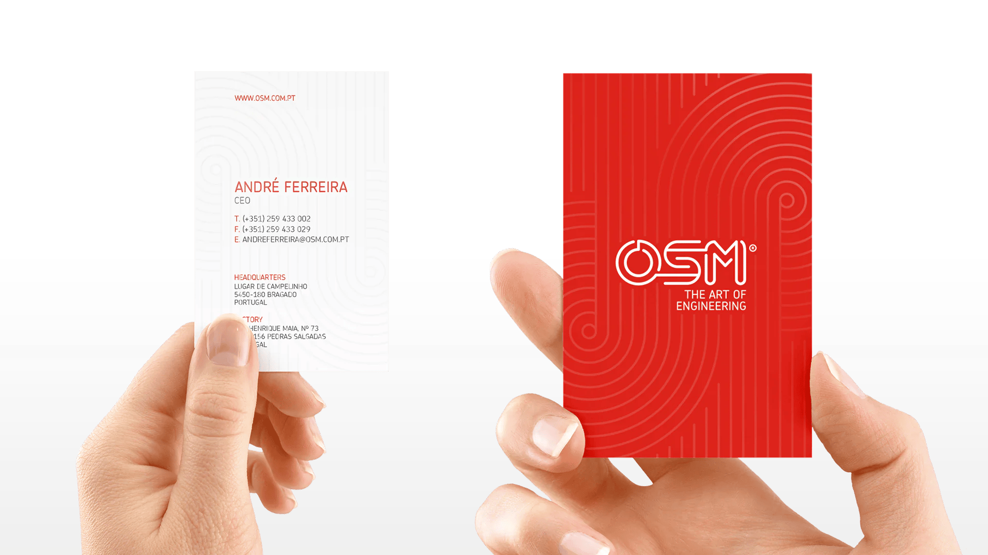 Person holds two business cards, one red with "OSM" logo, one white with CEO André Ferreira details.
